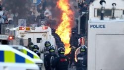 A Belfast manifestanti si sono scontrati con la polizia che bloccava l'accesso a un hotel precedentemente ritenuto un alloggio per migranti (Henry NICHOLLS / AFP)