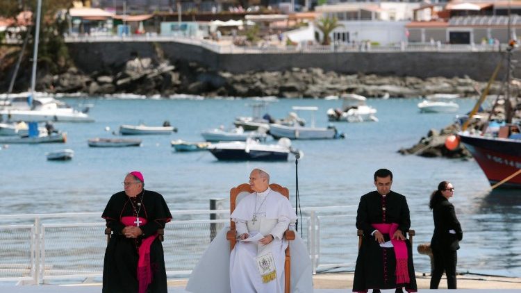 El Papa Le&oacute;n XIV junto al obispo de Gran Canaria, Jos&eacute; Mazuelos P&eacute;rez, en el puerto de Arguinegu&iacute;n de Gran Canaria.
