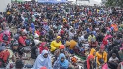 Watu wa Malawi wakati wanasubiri Bus nchini Afrika Kusini ili kurudishwa nchini Mwao