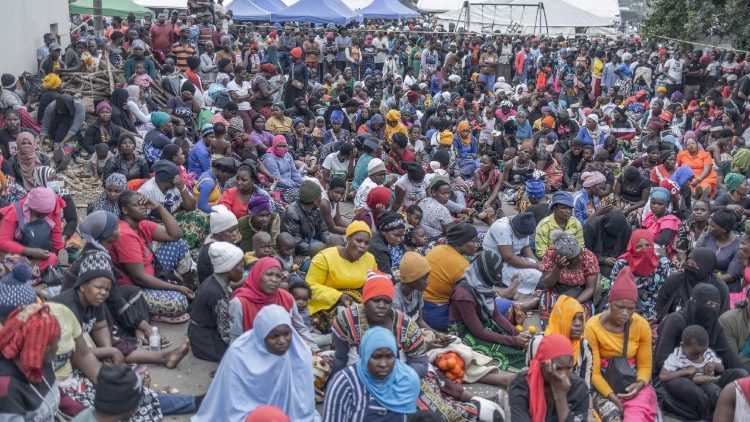 Watu wa Malawi wakati wanasubiri Bus nchini Afrika Kusini ili kurudishwa nchini Mwao