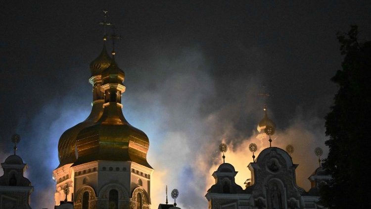Fuma&ccedil;a e fogo se elevam da Catedral da Dormi&ccedil;&atilde;o, no complexo ortodoxo do Mosteiro das Cavernas de Kiev, ap&oacute;s um ataque de m&iacute;sseis russos contra a capital ucraniana, Kiev, em 15 de junho de 2026, em meio &agrave; invas&atilde;o russa na Ucr&acirc;nia. Um grande ataque de m&iacute;sseis atingiu Kiev na madrugada de 15 de junho, conforme testemunhado por um rep&oacute;rter da AFP, com proj&eacute;teis interceptados no c&eacute;u e destro&ccedil;os incandescentes caindo sobre a cidade. Autoridades ucranianas, incluindo o prefeito da cidade, Vitali Klitschko, relataram no Telegram que os ataques atingiram v&aacute;rios distritos. (Foto de Genya SAVILOV / AFP)