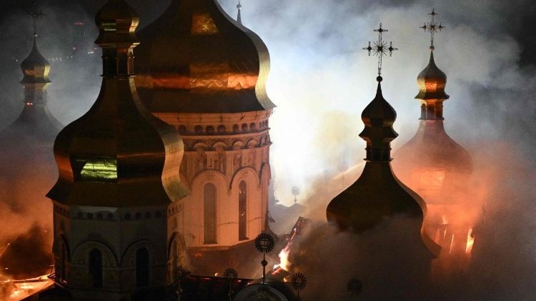 Fumaça e fogo sobem da Catedral da Dormição, no complexo ortodoxo de Kiev-Pechersk Lavra, após um ataque com mísseis russos na capital ucraniana, Kiev, em 15 de junho de 2026, em meio à invasão russa na Ucrânia. Um grande ataque com mísseis atingiu Kiev no início de 15 de junho, testemunhou um repórter da AFP, com projéteis interceptados no céu e destroços brilhantes caindo sobre a cidade. Autoridades ucranianas, incluindo o prefeito da cidade, Vitali Klitschko, relataram no Telegram que os ataques atingiram vários distritos. (Foto de Genya SAVILOV/AFP)