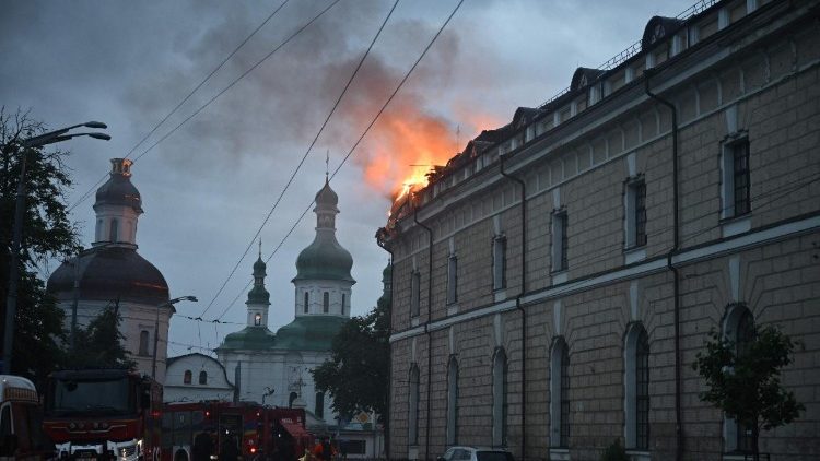 Bombeiros trabalham para controlar um inc&ecirc;ndio no Complexo do Museu Nacional de Arte e Cultura do Arsenal de Mystetskyi, a principal institui&ccedil;&atilde;o cultural p&uacute;blica da Ucr&acirc;nia, ap&oacute;s um ataque de m&iacute;sseis russos em Kiev, em 15 de junho de 2026, em meio &agrave; invas&atilde;o russa da Ucr&acirc;nia. A R&uacute;ssia disparou uma s&eacute;rie de m&iacute;sseis contra v&aacute;rias das principais cidades ucranianas, incendiando a hist&oacute;rica Catedral da Dormi&ccedil;&atilde;o de Kiev e matando nove pessoas, enquanto ataques na Ucr&acirc;nia causaram tr&ecirc;s mortes ao sul de Moscou. (Foto de Genya Savilov / AFP)