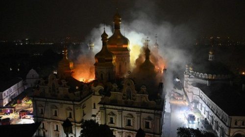 Ucraina, in fiamme la cattedrale della Dormizione dopo un attacco russo