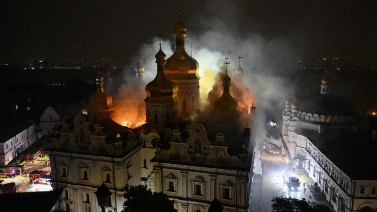 Secondo le autorità locali, nell'attacco sono rimaste ferite almeno venti persone e sono state danneggiate anche le linee elettriche della città, lasciando senza corrente circa 140.000 residenti di Kiev.