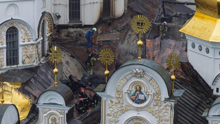 Bombeiros ucranianos trabalham no telhado da Catedral da Dormi&ccedil;&atilde;o, danificada no complexo ortodoxo do Mosteiro das Cavernas de Kiev, ap&oacute;s um ataque russo com m&iacute;sseis e drones em Kiev, em 15 de junho de 2026, em meio &agrave; invas&atilde;o russa da Ucr&acirc;nia. A R&uacute;ssia disparou uma s&eacute;rie de m&iacute;sseis contra v&aacute;rias cidades importantes da Ucr&acirc;nia, incendiando a hist&oacute;rica Catedral da Dormi&ccedil;&atilde;o de Kiev, no complexo do Mosteiro das Cavernas de Kiev, Patrim&ocirc;nio Mundial da UNESCO, e matando onze pessoas, enquanto ataques na Ucr&acirc;nia causaram tr&ecirc;s mortes em uma cidade ao sul de Moscou. (Foto de Serhii Okunev / AFP)