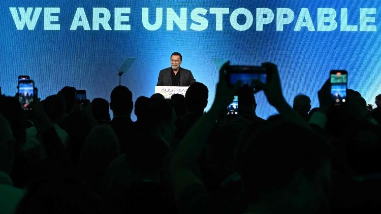 A f&oacute;rumalap&iacute;t&oacute; Arnold Schwarzenegger besz&eacute;l 