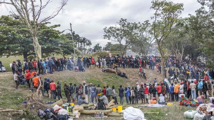 Migranten im Park von Durban bei der Essensausgabe