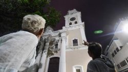 Вернікі аглядаюць пашкоджаны землятрусам касцёл у Каракасе