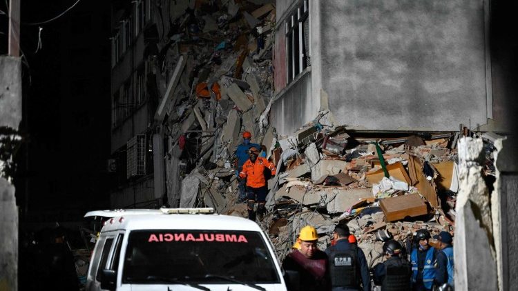 Rettungskr&auml;fte suchen in Caracas unter den Tr&uuml;mmern nach &Uuml;berlebenden 
