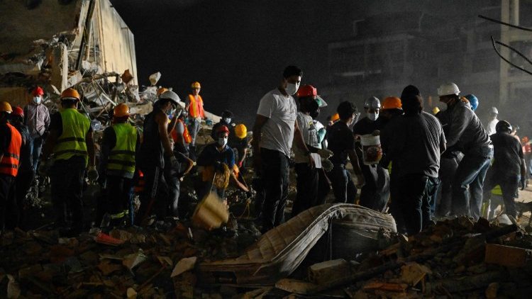 Rescue teams and volunteers search through the rubble of a building in Caracas. (AFP or licensors)