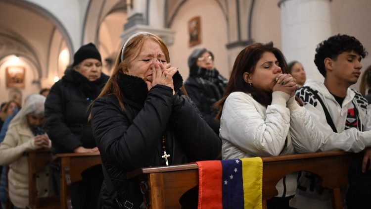 Fieles en oración por Venezuela, ayer, 25 de junio, en la Iglesia de Nuestra Señora de Caacupé en Buenos Aires, Argentina.