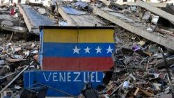 El colapso de una pared adornada con la bandera de Venezuela, el epílogo de un desastre.