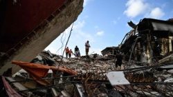 Les secousses de magnitude 7,2 et 7,5 qui ont frappé le nord du pays le 24 juin ont laissé un paysage de dévastation, avec d'innombrables immeubles effondrés.