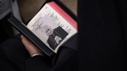 Une religieuse porte un bréviaire avec une photo du fondateur de la FSSPX, Mgr Marcel Lefebvre