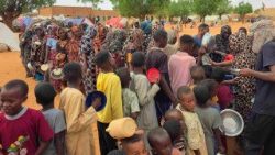 Profughi attendono la distribuzione di cibo nel campo di al-Mohayra, vicino ad El-Obeid, Sud Kordofan