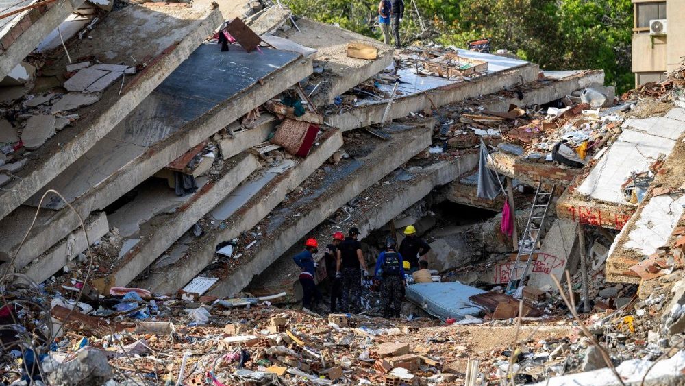 Voluntários e equipes de resgate ajudam a localizar sobreviventes em um prédio que desabou em Caraballeda, no estado de La Guaira, Venezuela, em 30 de junho de 2026, após os dois terremotos ocorridos em 24 de junho. Dezenas de milhares de pessoas precisam urgentemente de alimentos e abrigo na Venezuela devido à devastação causada por dois grandes terremotos que deixaram mais de 1.700 mortos e 5.000 feridos, informou a ONU em 30 de junho, enquanto médicos alertavam para possíveis surtos de doenças. (Foto de Miguel MEDINA / POOL / AFP)