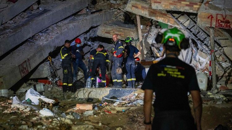 Soccorritori al lavoro fra le macerie in Venezuela  
