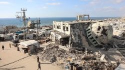 Immagini di distruzione nei pressi del campo profughi di Al Shati a Gaza City
