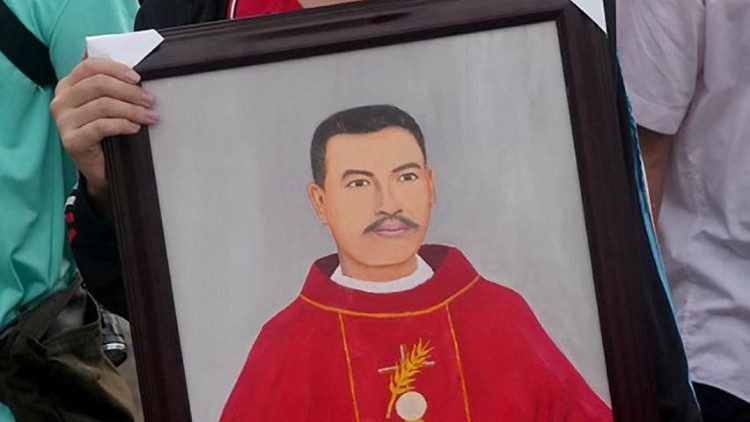 Một gi&aacute;o d&acirc;n mang theo di ảnh Ch&acirc;n phước PX. Trương Bửu Diệp