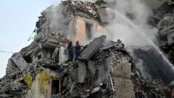Les décombres d’un immeuble de Kiev touché par les bombardements russes.
