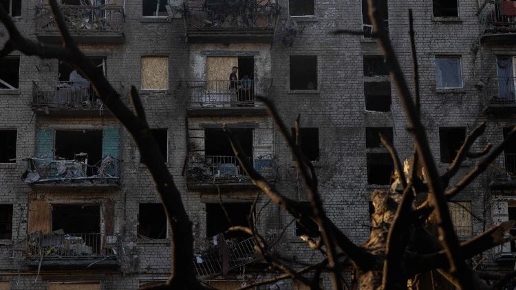 Un edificio danneggiato nel corso dell'attacco russo su Kyiv