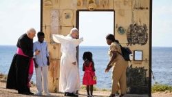 Léon XIV avec une famille de migrants lors de sa visite apostolique à Lampedusa, le 4 juillet 2026.
