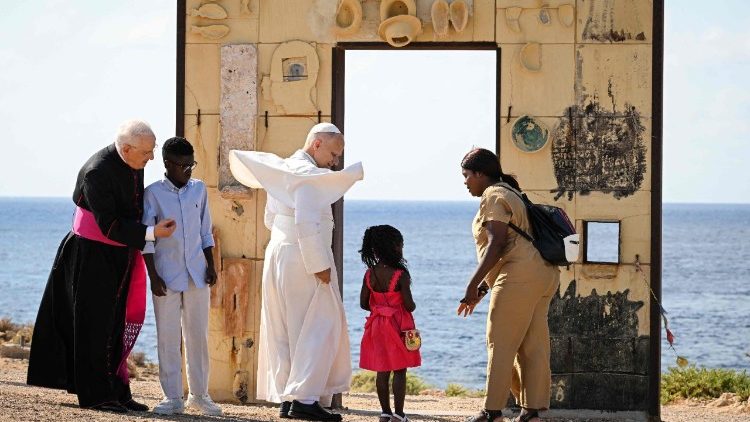 Léon XIV avec une famille de migrants lors de sa visite apostolique à Lampedusa, le 4 juillet 2026.