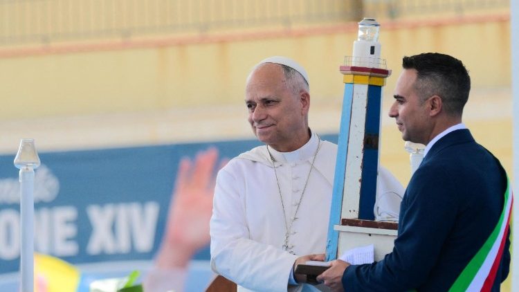 Le&oacute; p&aacute;pa &eacute;s a lampedusai polg&aacute;rmester