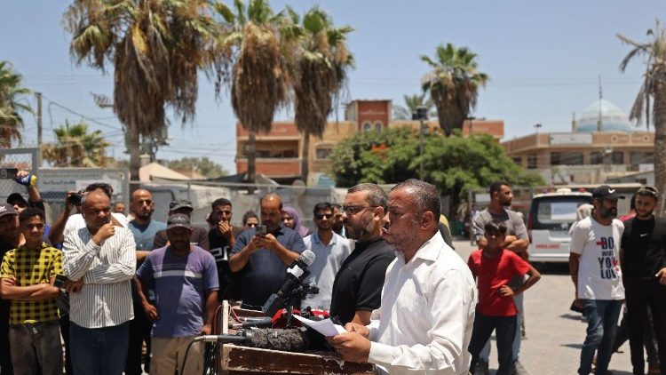 Ismail al-Thawabta, kreu i zyrës së medias qeveritare të Hamasit, në një konferencë për shtyp në Spitalin Al-Aqsa në Deir al-Balah, në Rripin qendror të Gazës, më 6 korrik 2026. Lëvizja islamiste palestineze Hamas njoftoi më 6 korrik shpërbërjen e organit që ka qeverisur Rripin e Gazës për gati dy dekada, duke i hapur rrugën një komiteti teknokratik për të zbatuar sundimin civil. (Foto nga Eyad Baba / AFP)