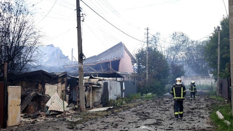Bombeiros caminham por uma &aacute;rea residencial destru&iacute;da em Vyshneve, sub&uacute;rbio de Kiev, ap&oacute;s um ataque com m&iacute;sseis russos na capital ucraniana, Kiev, em 6 de julho de 2026, em meio &agrave; invas&atilde;o russa da Ucr&acirc;nia. Autoridades do sub&uacute;rbio de Vyshneve, em Kiev, disseram que estavam evacuando os moradores devido &agrave; possibilidade de haver muni&ccedil;&otilde;es n&atilde;o detonadas nos escombros. (Foto de Serhii Okunev/AFP)