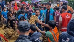 Hoje, a maioria dos rohingyas vive nos campos de Cox’s Bazar, em Bangladesh, o maior complexo de refugiados do mundo. Há décadas, essa comunidade sofre discriminação sistemática e, após ter sido privada da cidadania por uma lei de 1982, é considerada uma das minorias mais perseguidas do planeta