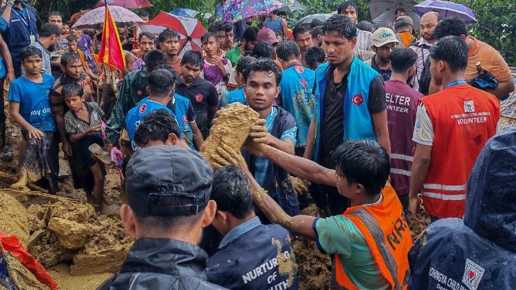 Oggi la maggior parte dei Rohingya vive nei campi di Cox’s Bazar, il pi&ugrave; grande complesso di campi profughi del mondo