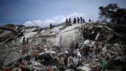 Bomberos y trabajadores de rescate operan entre los escombros de edificios derrumbados tras los terremotos del 24 de junio en Catia La Mar, estado de La Guaira, Venezuela, el 8 de julio de 2026.
