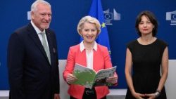 Dr. Jörg M. Fegert, Leiter der Abteilung für Kinder- und Jugendpsychiatrie, Psychosomatik und Psychotherapie am Universitätsklinikum Ulm, Ursula von der Leyen, Präsidentin der Europäischen Kommission, und Maria Melchior, Direktorin am französischen Nationalinstitut für Gesundheit und medizinische Forschung (Inserm)