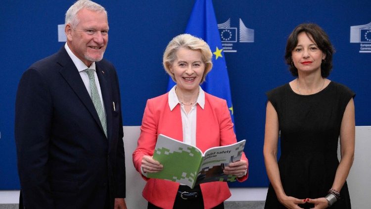 Dr. Jörg M. Fegert, Leiter der Abteilung für Kinder- und Jugendpsychiatrie, Psychosomatik und Psychotherapie am Universitätsklinikum Ulm, Ursula von der Leyen, Präsidentin der Europäischen Kommission, und Maria Melchior, Direktorin am französischen Nationalinstitut für Gesundheit und medizinische Forschung (Inserm)