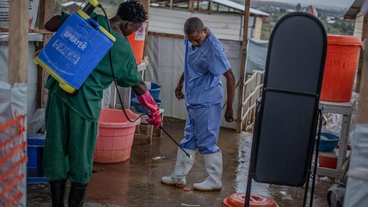 Un uomo viene disinfettato in un centro medico per la difesa dall'Ebola