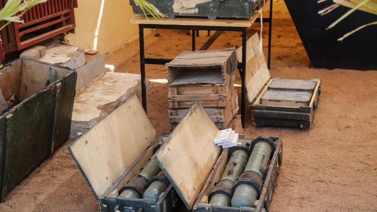 Von der sudanesischen Armee beschlagnahmte Waffen werden in Khartum der Presse gezeigt