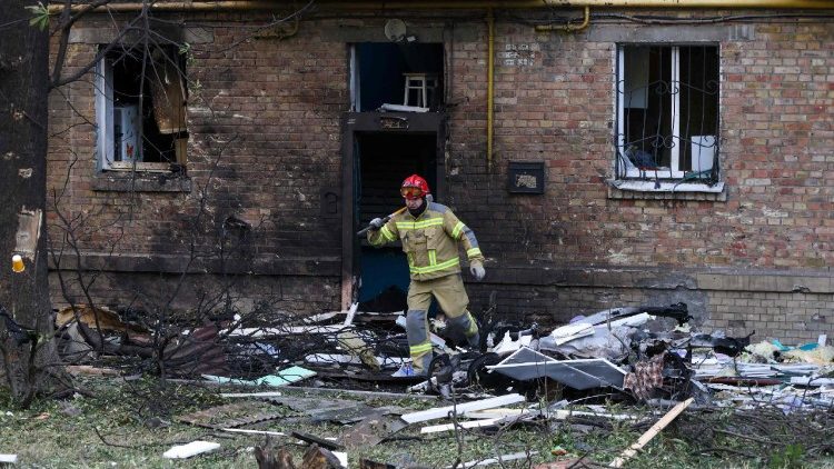 Um socorrista deixa um pr&eacute;dio residencial danificado ap&oacute;s um ataque de m&iacute;ssil russo em Kiev, em 19 de julho de 2026, em meio &agrave; invas&atilde;o russa da Ucr&acirc;nia. M&iacute;sseis russos atingiram a capital ucraniana durante a noite, danificando pr&eacute;dios residenciais e ferindo pelo menos duas pessoas, um dia depois de Kiev ter lan&ccedil;ado uma onda de ataques com drones em territ&oacute;rio russo. (Foto de Serhii Okunev / AFP)