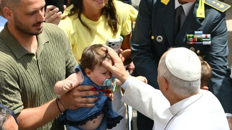  P&agrave;pa L&eacute;on XIV  na kopesa mbote na bandimi, sima ya losambo la Angelus, na Castel Gandolfo   
