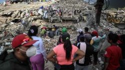 Persone cercano corpi tra le macerie di un edificio a Caraballeda, in Venezuela. (Afp)