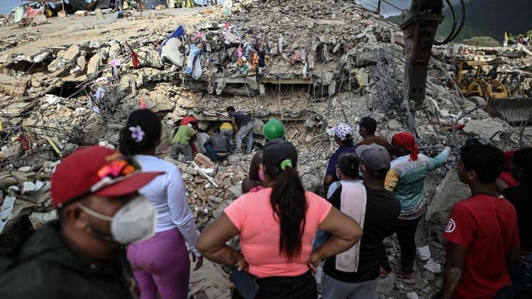 Persone cercano corpi tra le macerie di un edificio a Caraballeda, in Venezuela. (Afp)