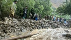 Uomini afghani rimuovono detriti e fango dopo le inondazioni improvvise nel distretto di Dara, nella provincia afghana del Panjshir