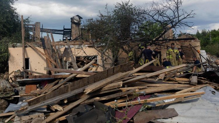 Equipes de resgate trabalham nos escombros de casas particulares no local atingido por m&iacute;sseis russos em uma &aacute;rea n&atilde;o divulgada da regi&atilde;o de Kiev, em 24 de julho de 2026, durante a invas&atilde;o russa da Ucr&acirc;nia. (Foto de Tetiana DZHAFAROVA / AFP)