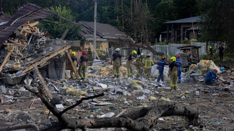 Equipes de resgate trabalham nos escombros de casas particulares no local atingido por m&iacute;sseis russos em uma &aacute;rea n&atilde;o divulgada da regi&atilde;o de Kiev, em 24 de julho de 2026, durante a invas&atilde;o russa da Ucr&acirc;nia. (Foto de Tetiana DZHAFAROVA / AFP)