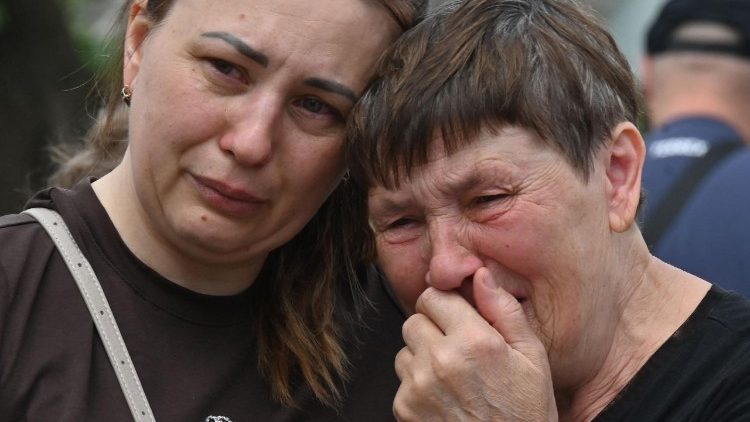 Moradores lamentam ap&oacute;s um ataque a&eacute;reo em Kharkiv em 26 de julho de 2026, em meio &agrave; invas&atilde;o russa da Ucr&acirc;nia. (Foto de SERGEY BOBOK / AFP)