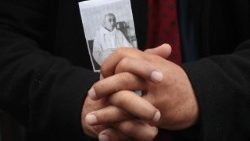 Здымак айца Жака Амеля ў руках удзельніка цэлебрацыі ў 10-ю гадавіну яго смерці