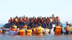 Migranti su un'imbarcazione di trafficanti, nel tentativo di attraversare il Canale della Manica