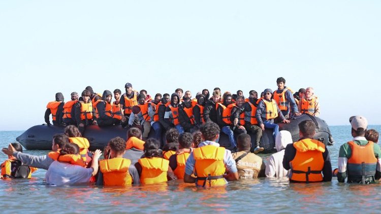 Migranti su un'imbarcazione di trafficanti, nel tentativo di attraversare il Canale della Manica