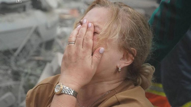 Esta fotografia, divulgada pelo Servi&ccedil;o Estatal de Emerg&ecirc;ncia da Ucr&acirc;nia em 30 de julho de 2026, mostra um morador local reagindo do lado de fora de um pr&eacute;dio parcialmente destru&iacute;do durante ataques de m&iacute;sseis russos na cidade de Lviv, no oeste da Ucr&acirc;nia, em meio &agrave; invas&atilde;o russa no pa&iacute;s. Um ataque de m&iacute;ssil russo matou pelo menos seis pessoas no centro da Ucr&acirc;nia, incluindo duas meninas, segundo o chefe da administra&ccedil;&atilde;o militar de Kryvyi Rig. (Foto: Divulga&ccedil;&atilde;o / Servi&ccedil;o Estatal de Emerg&ecirc;ncia da Ucr&acirc;nia / AFP)